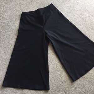 Black gaucho capri pants